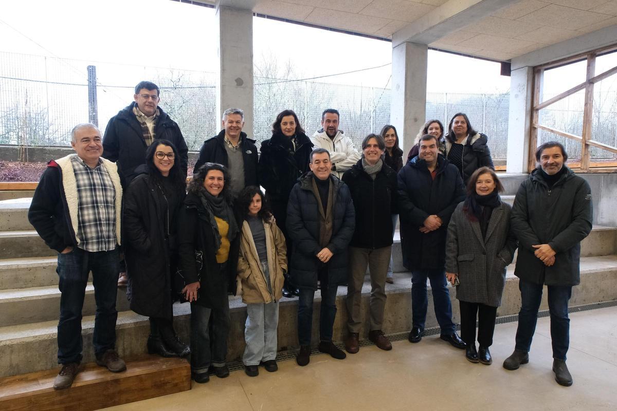 Román Rodríguez, en el centro, con el alcalde de Vedra, Carlos Martínez, en la visita realizada al colegio Ortigueira