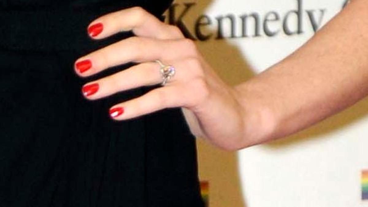 Anne Hathaway luce su anillo de compromiso