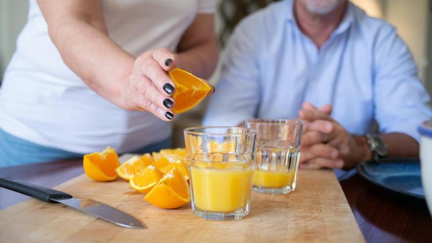 Los peligros de beber mucho zumo de naranja natural por la noche