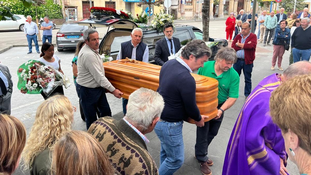 Llegada del féretro a la iglesia de Colunga.
