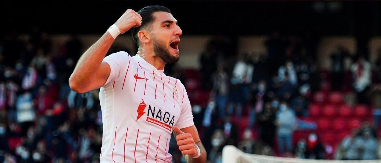 Rafa Mir celebra un gol con el Sevilla