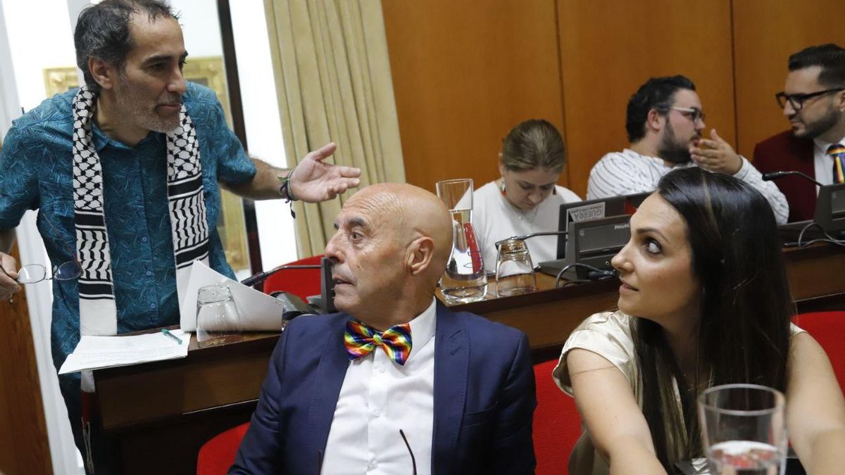 Juan Hidalgo conversa con Antonio Hurtado y Carmen González antes del inicio del pleno.