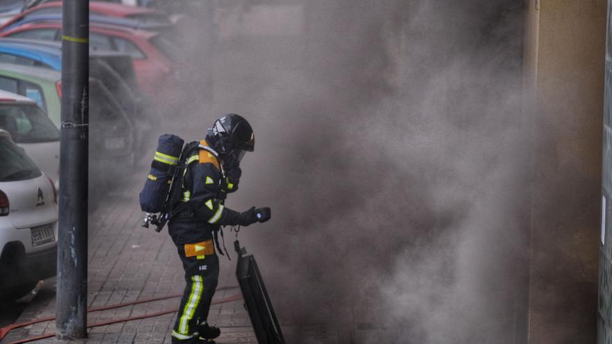 Un incendio en un generador obliga a cerrar al tráfico la calle San Antonio