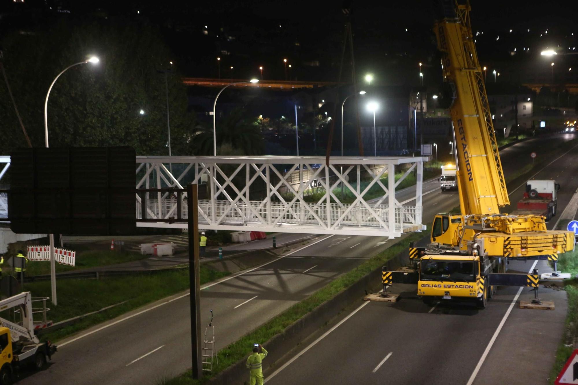 Corte de tráfico nocturno en Alfonso Molina para la instalación de la pasarela de Pedralonga