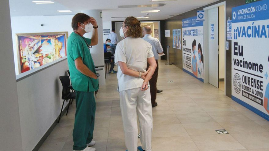 Facultativos y enfermeros en el nuevo edificio de hospitalización de Ourense. | // IÑAKI OSORIO