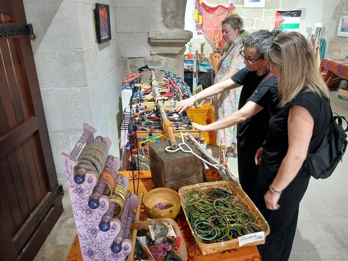Mercadillo solidario en la Capela do Hospital de Cangas a favor de la Escola María Soliña, en la India