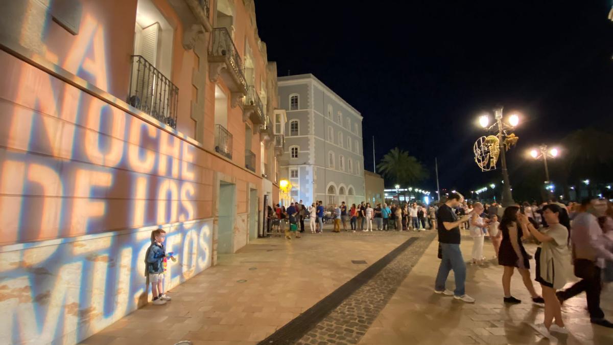 Cientos de personas hacen cola para entrar en el Teatro Romano