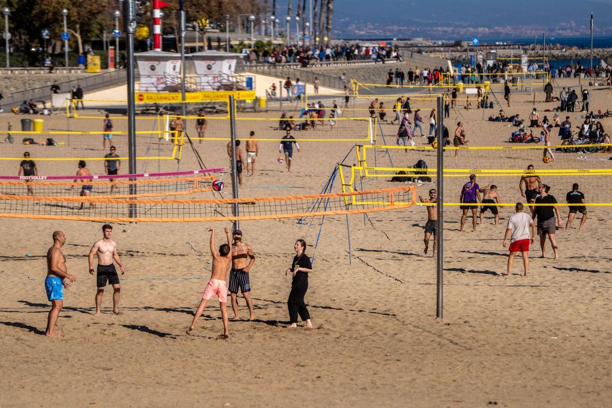 En manga corta a 8 de diciembre en Barcelona. La buena temperatura, llena las playas de la ciudad.