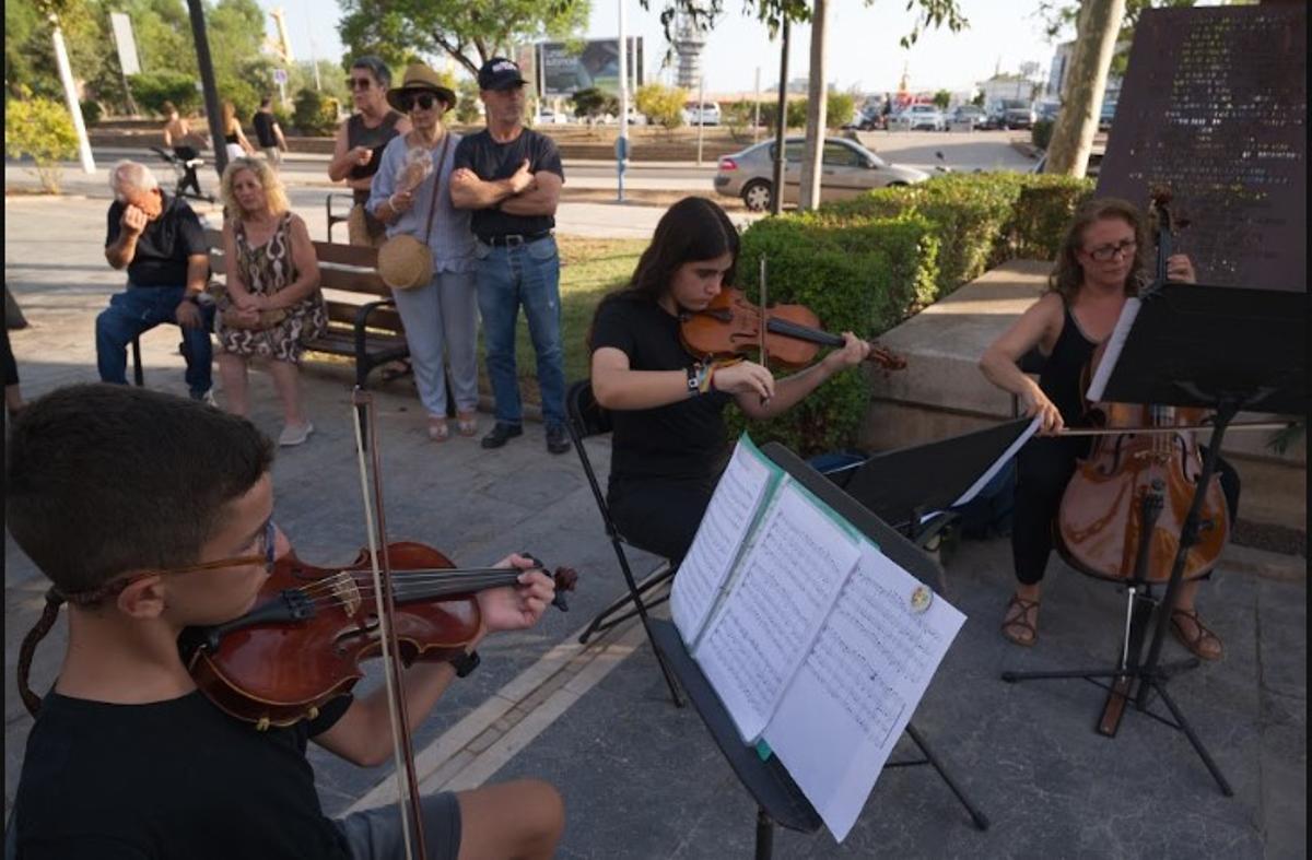 Homenaje a los fallecidos en la siderurgia del Port de Sagunt.