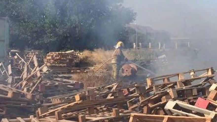 Imagen de uno de los bomberos en el lugar del incendio.