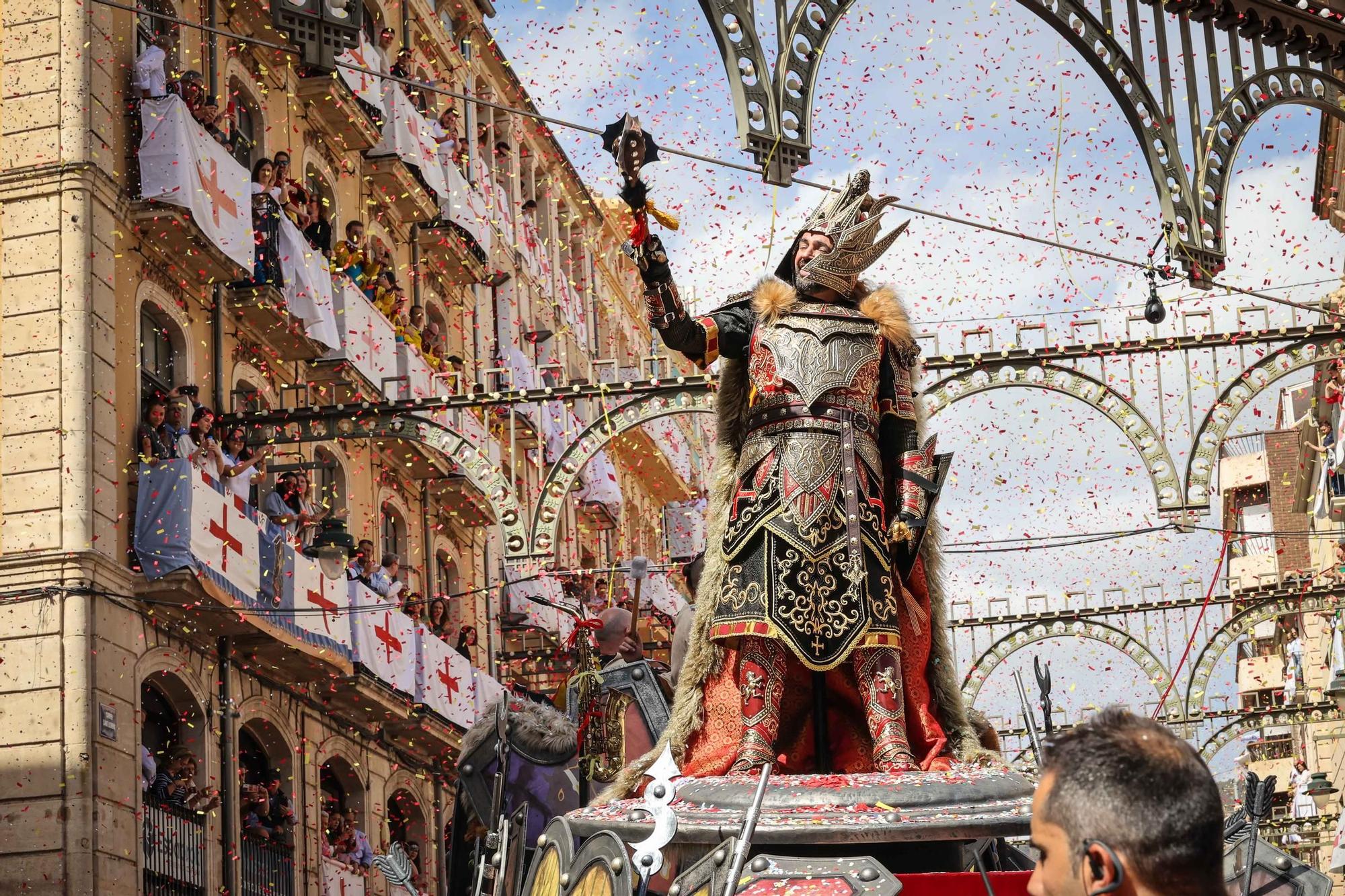 Alcoy se entrega al espectáculo de las tropas cristianas