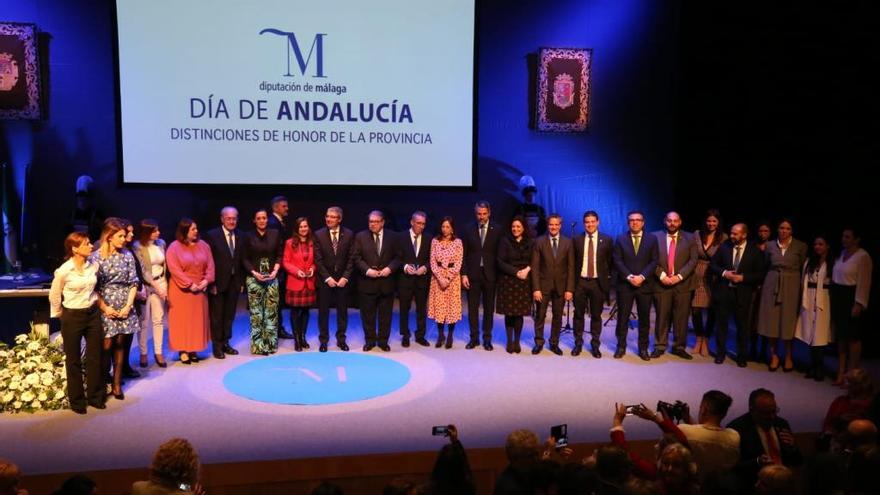 Foto de familia de los premiados tras la gala.