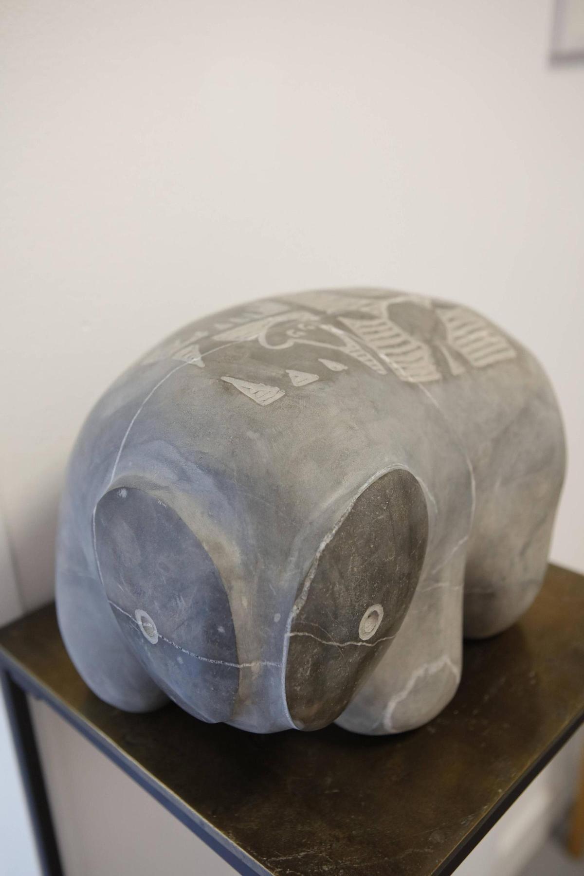 Sieht aus wie ein Koalababy von einem fremden Planeten: eine Skulptur von Dan Mandelbaum.