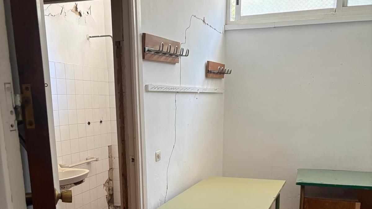 Aspecto de la instalación de una de  las aulas pegadas a los deteriorados aseos del colegio.
