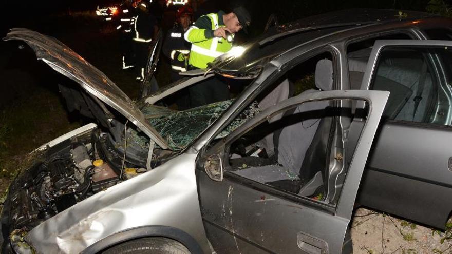 Coche accidentado en la curva de los conejos.