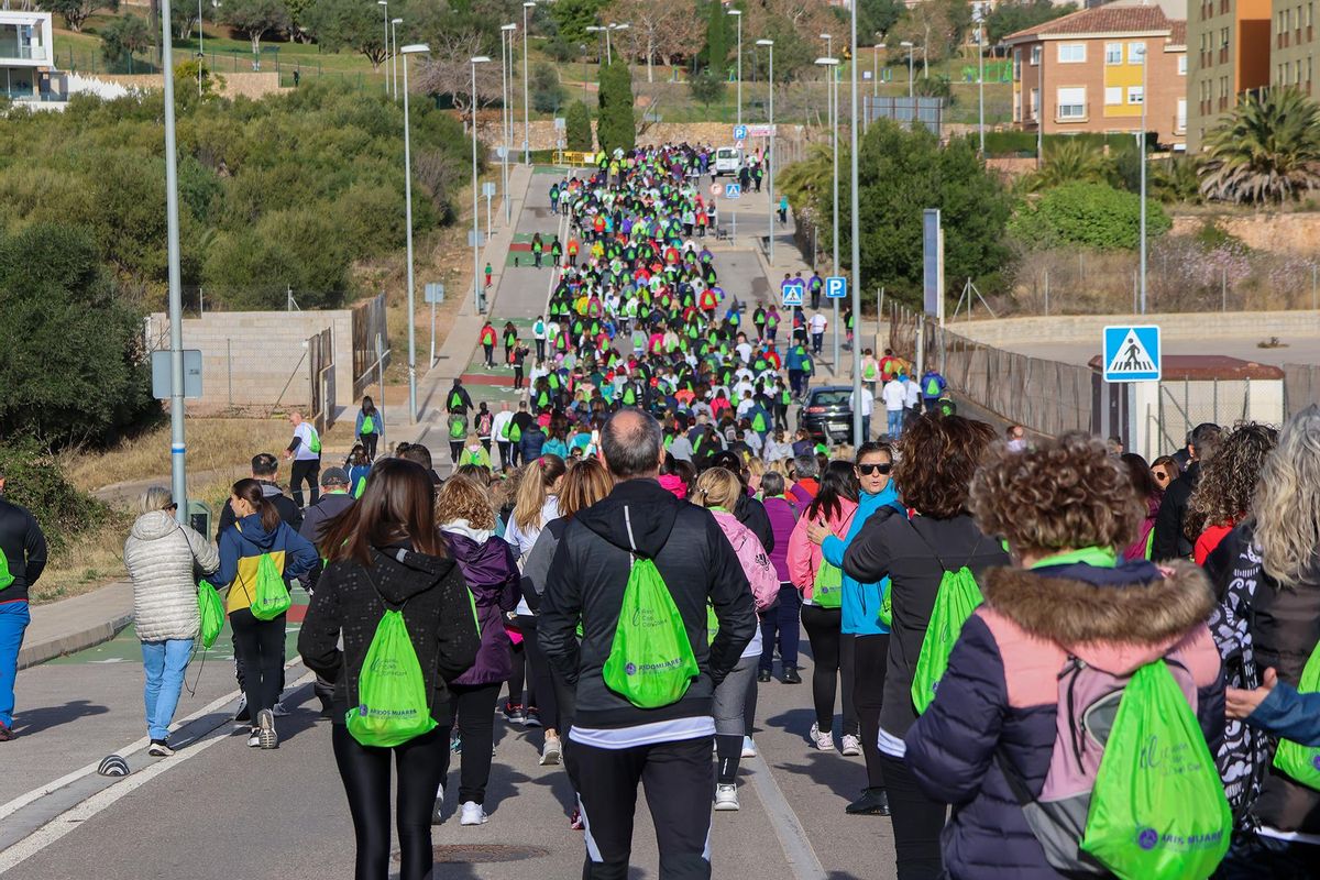 Cientos de personas han respondido a la convocatoria de la marcha contra el cáncer de Onda.