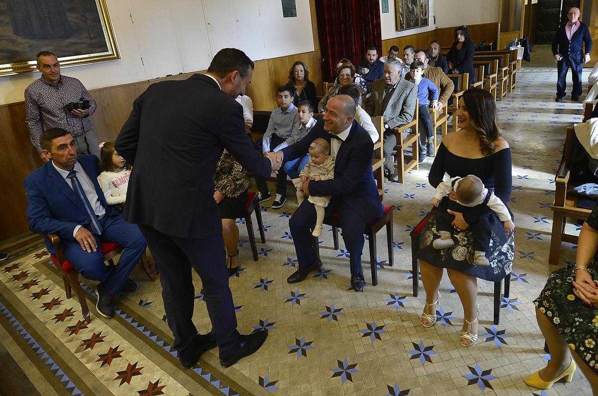 Bautizo civil en el salón de plenos de Elx.