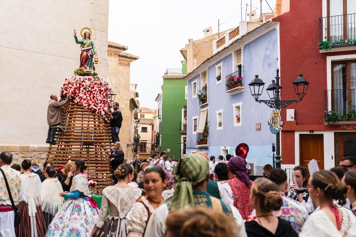 Más de 4000 personas participan en la Ofrenda Floral a la patrona con la que La Vila celebra el milagro de las Lágrimas de Santa Marta el 8 de mayo de 1653