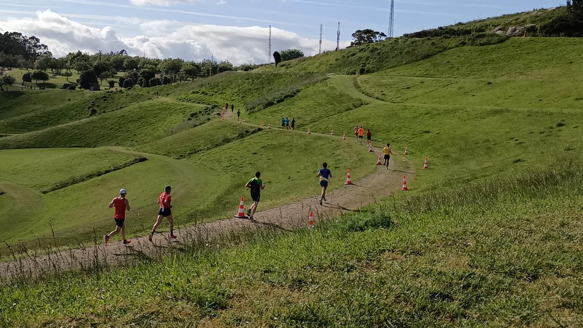 Los corredores, a su paso por el parque de Bens.