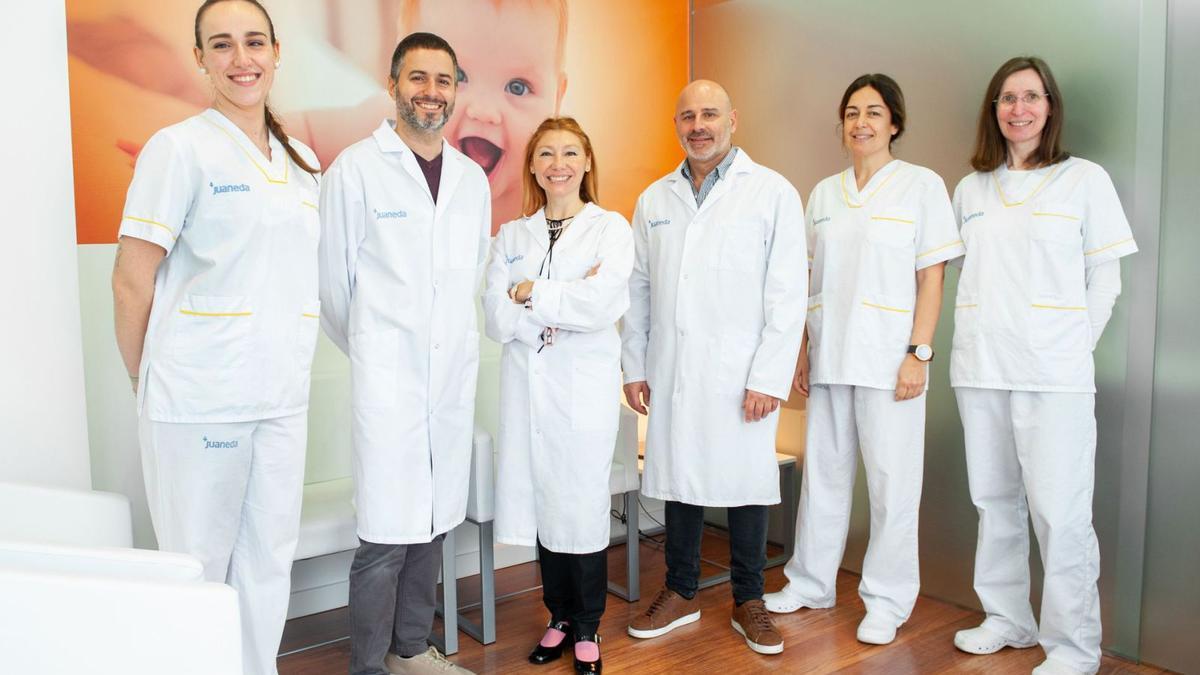 Gallego, izquierda, con parte del equipo de Fertility Center y su coordinador médico Gustavo Carti.