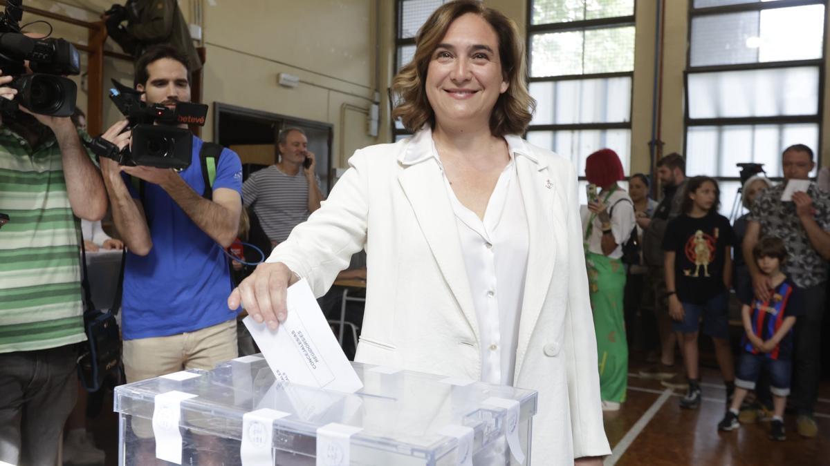 Ada Colau deposita su voto en el Centre Cívic La Sedeta