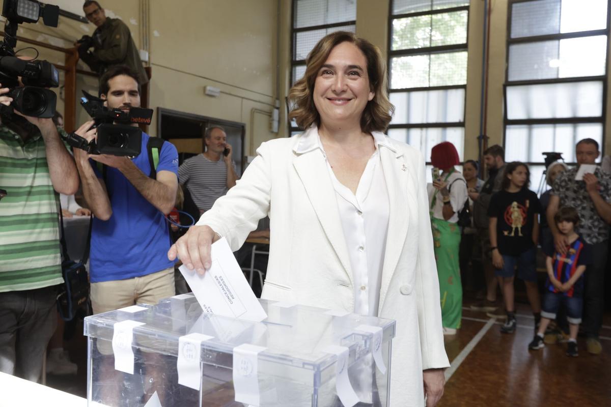 Colau, votando este domingo en el centro cívico La Sedeta.