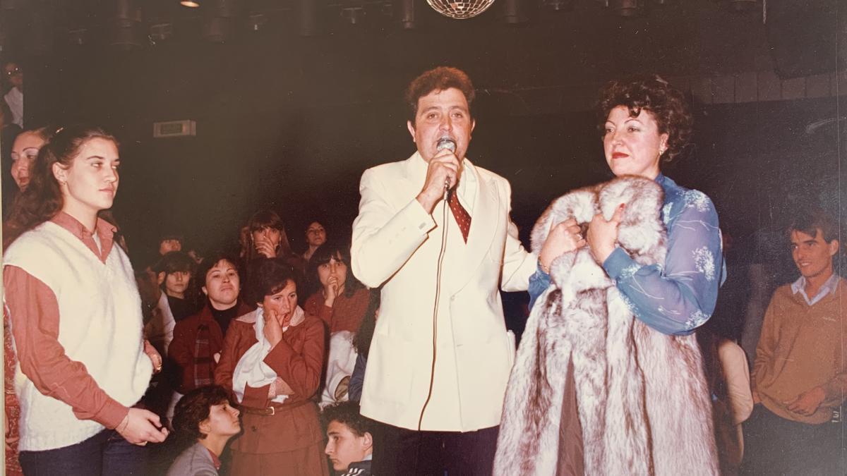 Rafael Pons en uno de los concursos de Miss Nessie, en el que el premio fue un abrigo de pieles.