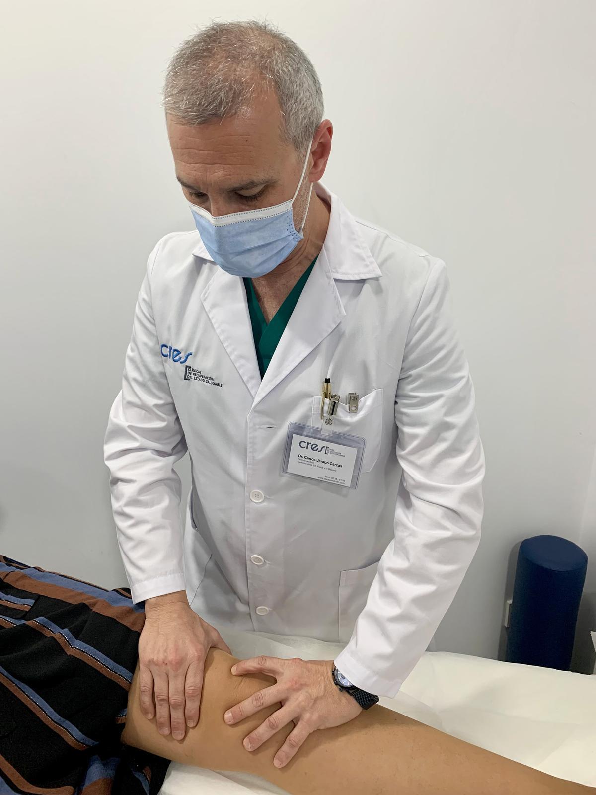 El doctor Carlos Jarabo, de Clínica Cres Valencia, con un paciente.