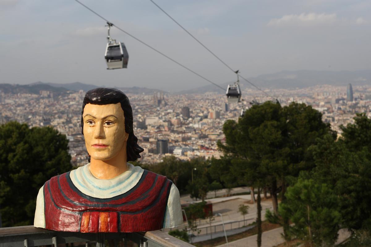 Un busto del Capitán Trueno, con Barcelona al fondo.