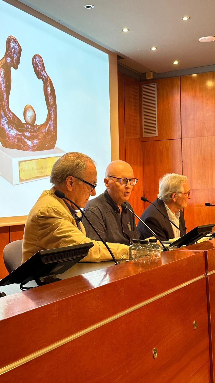 El médico mallorquín Ferran Morell reúne a 300 personas en la presentación de sus dos nuevos libros en Barcelona