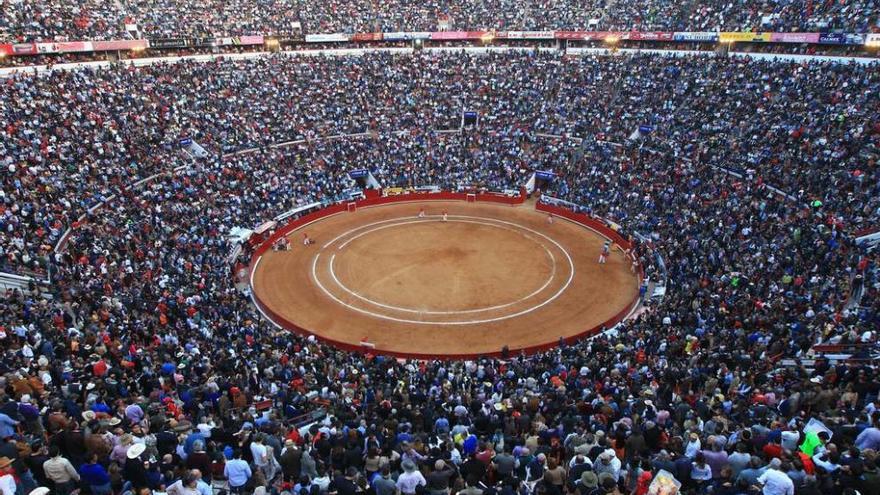 La plaza Monumental de México, llena a rebosar.