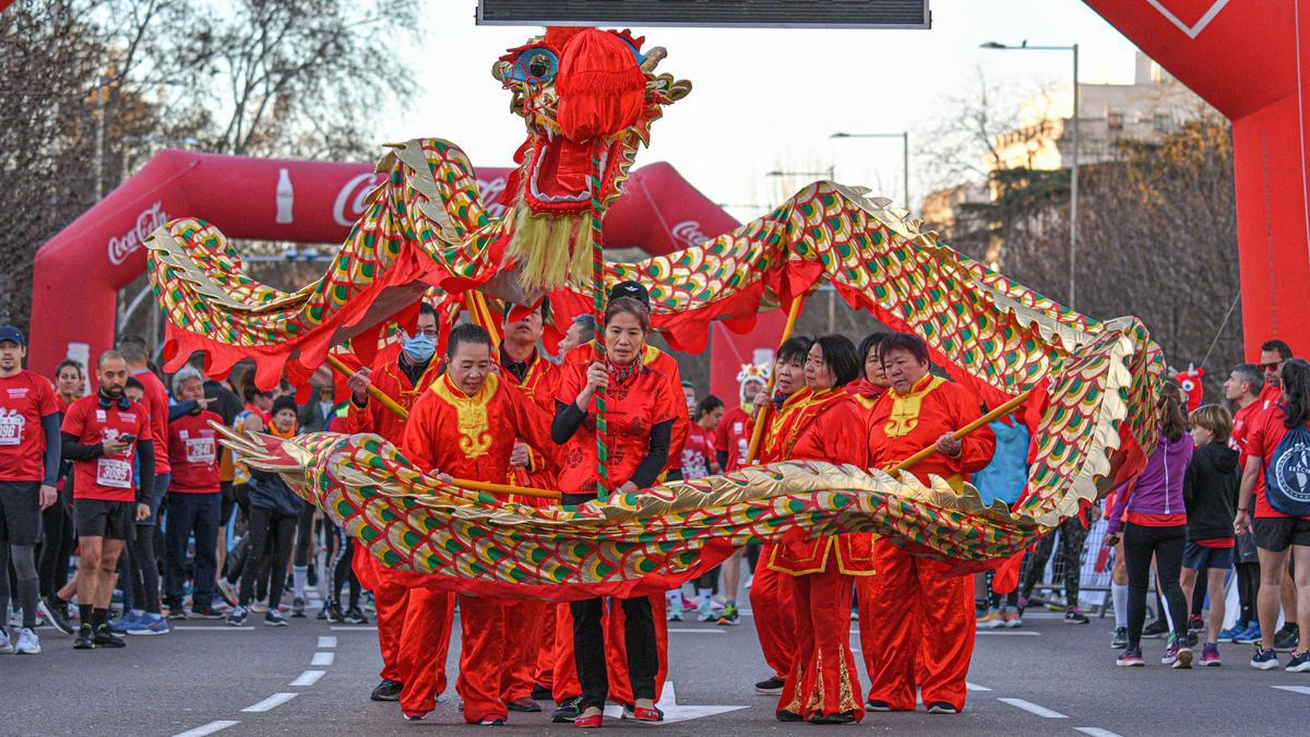 Competidores de la pasada edición de la Carrera de Primavera despliegan un dragón chino.