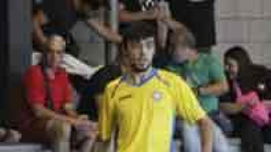 Boris aguanta el balón durante un partido.