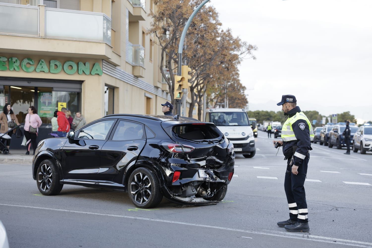 Un hombre mata a su pareja a puñaladas a su mujer delante de su hija pequeña mientras conducía y sufre un accidente en Can Pastilla
