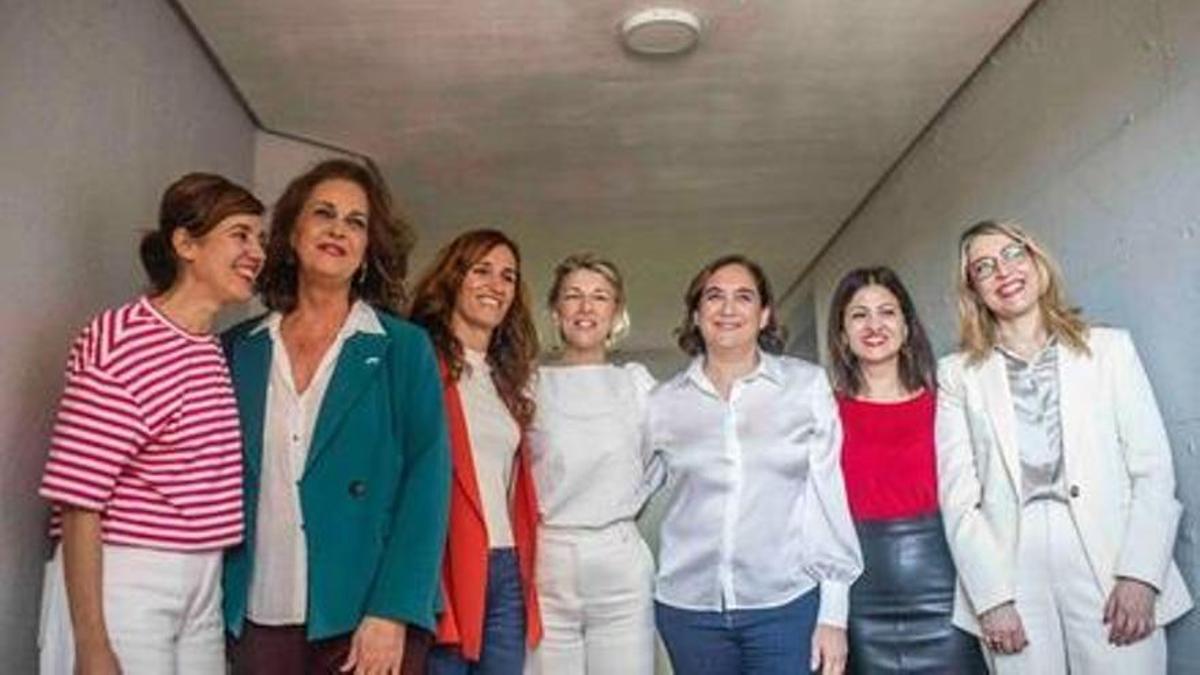 Marta Lois, Carla Antonelli, Mónica García, Yolanda Díaz, Ada Colau, Sira Rego y Eugenia R. Palop, en Magariños.