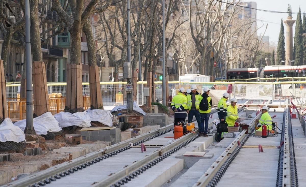 Les obres del tramvia a la Diagonal obliguen a tallar una part del passeig de Sant Joan