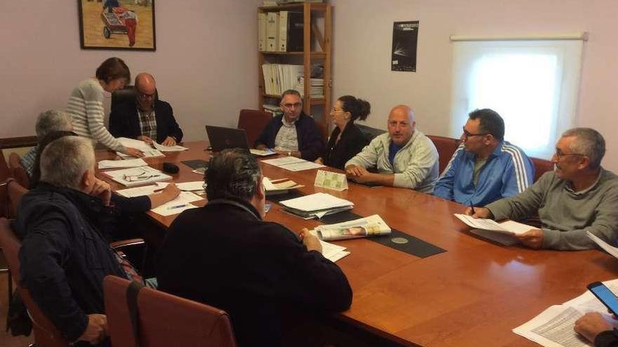 La reunión de ayer con los sindicatos para tratar el plantel de personal de los presupuestos. // G.N.