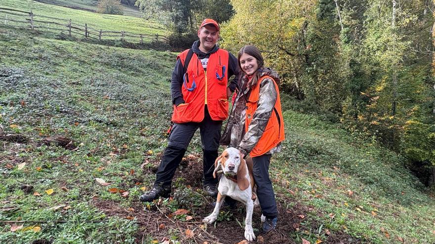La pasión por la caza pasa de padres a hijos en Cangas del Narcea: “Tiene 13 años pero prefiere el monte al móvil”