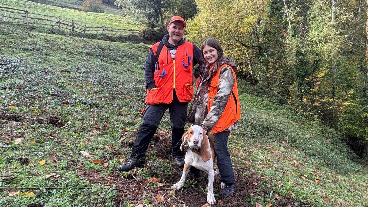 Marcial Fernández y su hija Aida con "Pirlo".