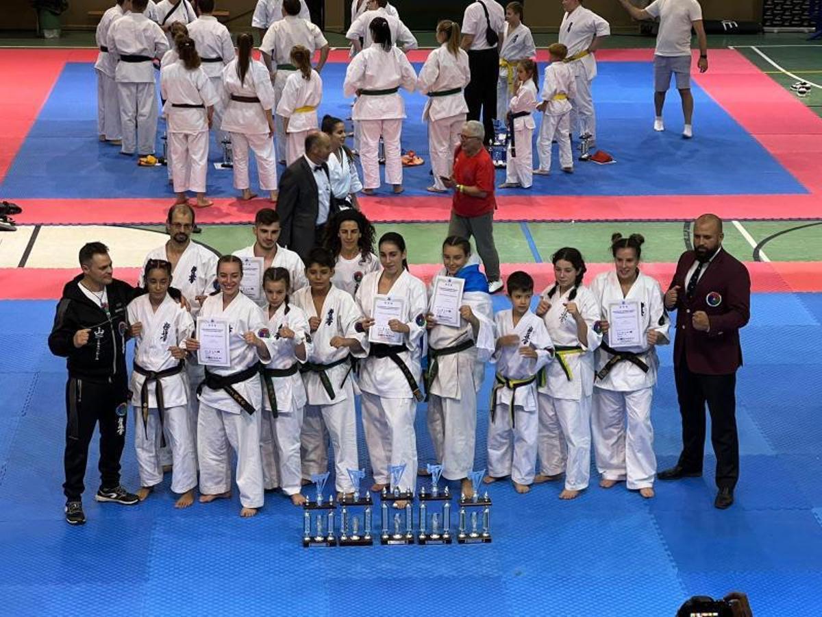 Los luchadores estradense posan con sus trofeos tras la competición celebrada en Majadahonda. |