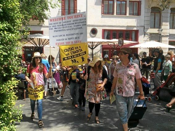 Rund 200 Personen haben am Samstag (20.5.) in Palma gegen die Folgen des Massentourismus demonstriert.