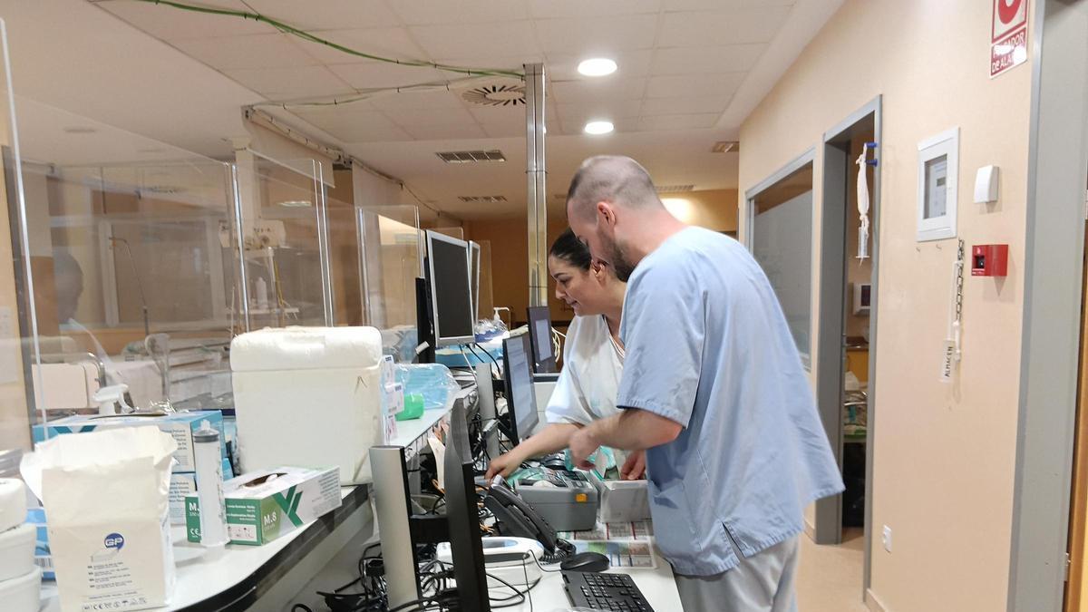 Personal de Cardiología, organizando el traslado de la Unidad Personal de Cardiología, este jueves.
