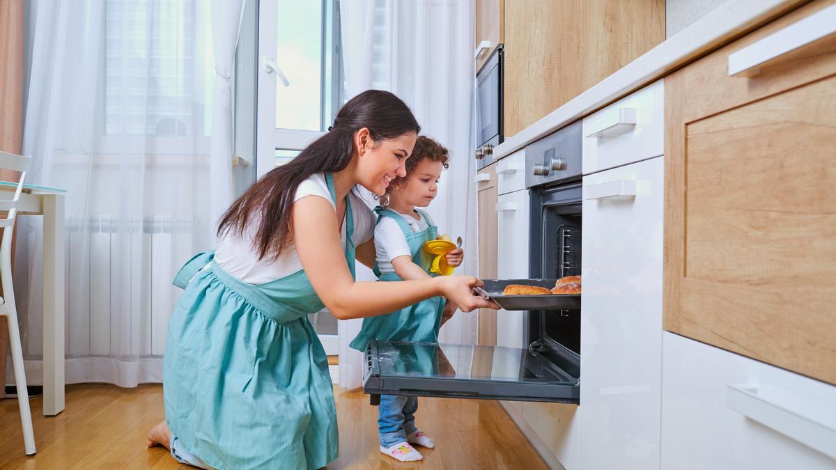 Una madre y un hijo preparan un dulce al horno.