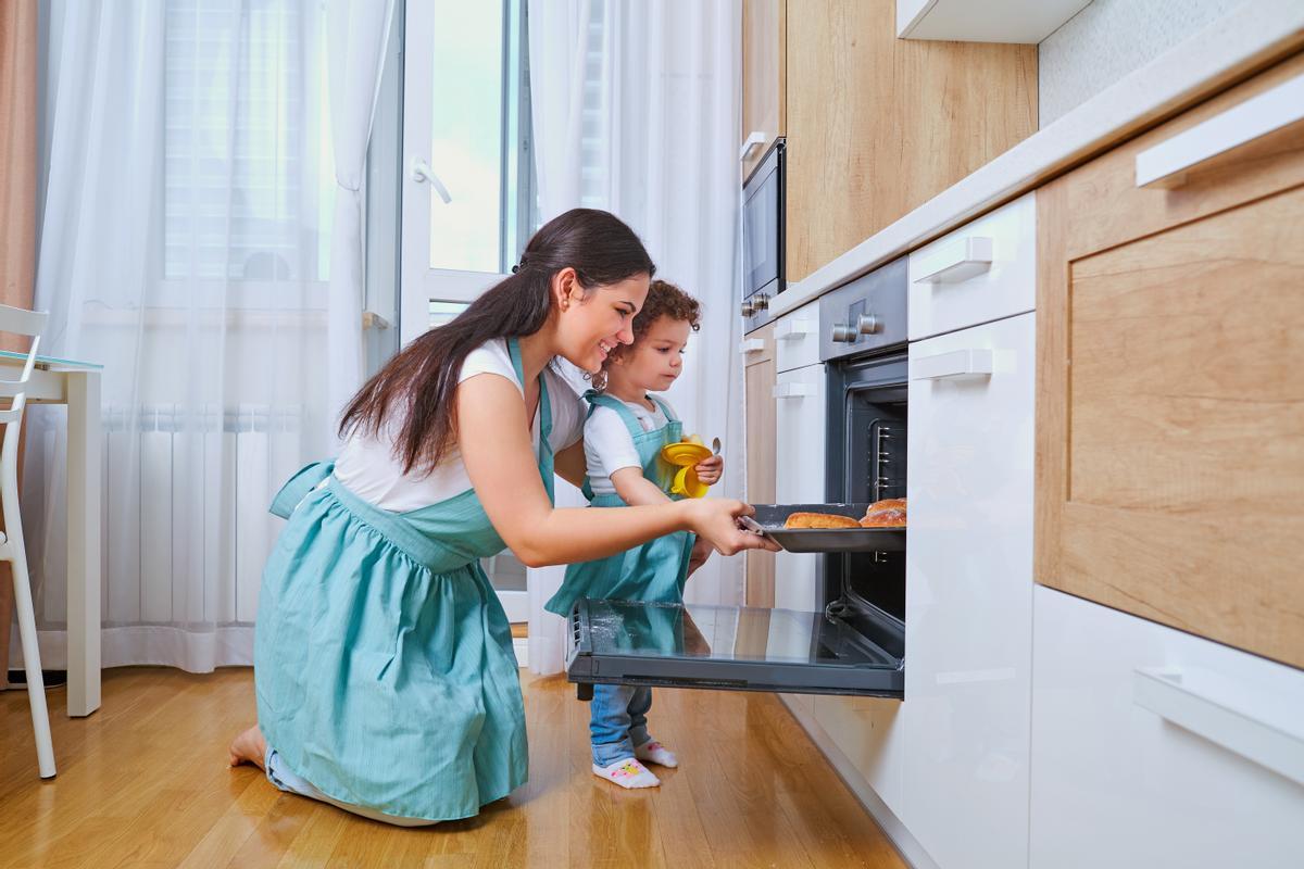 Una madre y un hijo preparan un dulce al horno.