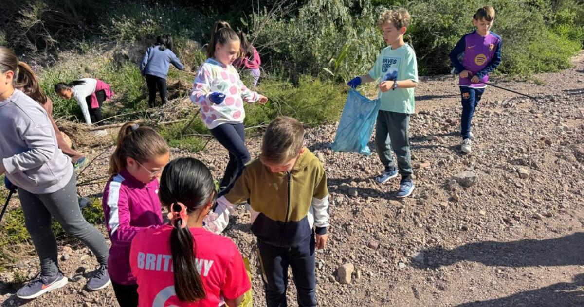 Alumnos en la actividad sobre la basuraleza. | L.O.