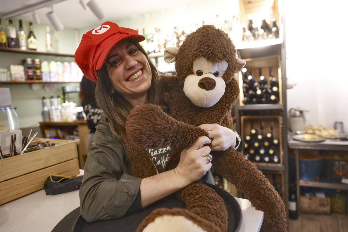 Nagore Sánchez, como Supermario y junto a Matías detrás de la barra del bar en que trabaja.