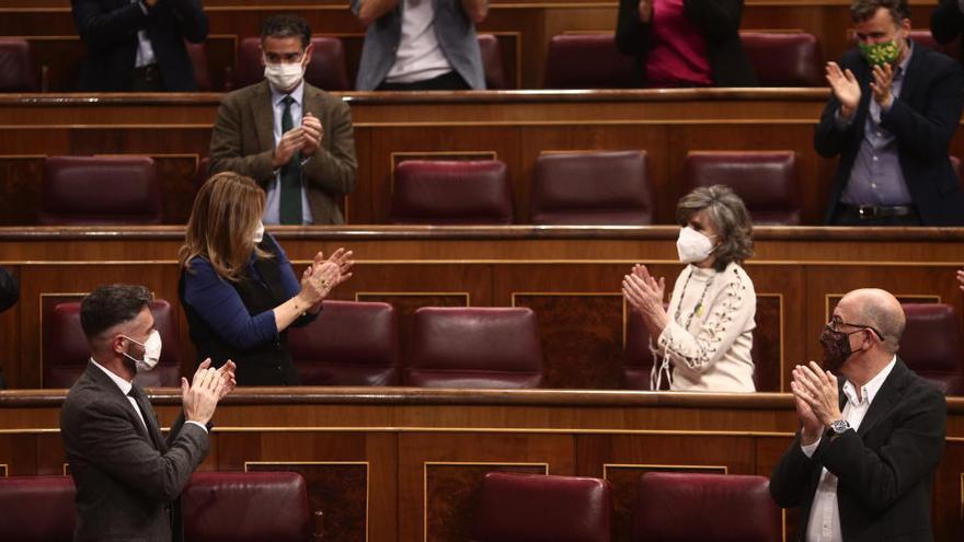 Miembros del PSOE aplauden tras aprobar la ley de la eutanasia: a la derecha, Luisa Carcedo.