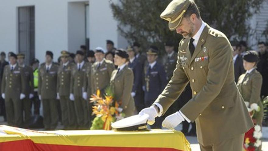 El príncipe Felipe preside el funeral por los cinco militares muertos cuando manipulaban explosivos