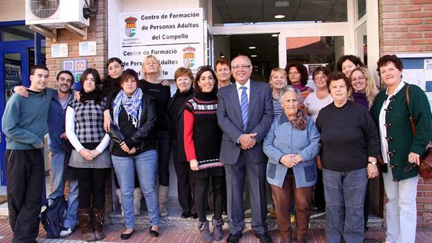 El alcalde y la edil de Educación junto a alumnos de la EPA en la puerta de la nueva sede