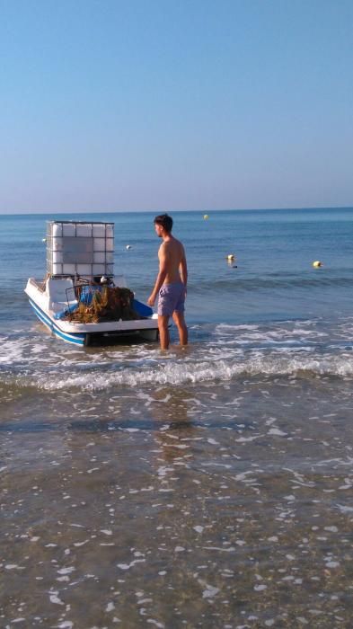 Limpieza de fondos de la playa de Los Náufragos